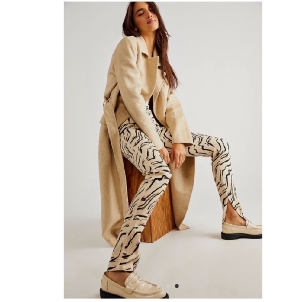 NWT WeWoreWhat Zebra Print Slit Hem Straight Leg Jeans Cream Black Size 26 - Picture 10 of 10